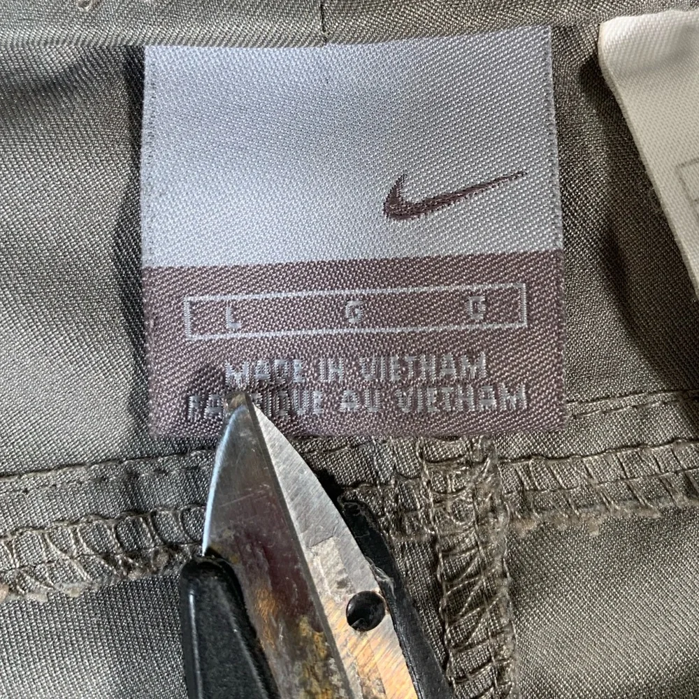 Nike‎ Bermuda Shorts Men’s XL Grey Vintage Sportswear Cargo Zip Pockets